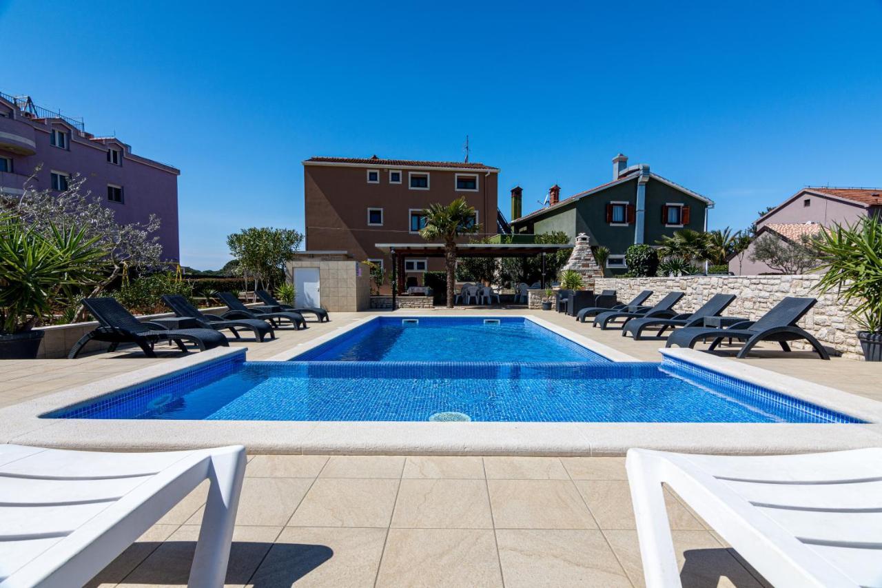 Family Friendly Apartments With A Swimming Pool Valbandon, Fazana - 2201 Štinjan Екстериор снимка