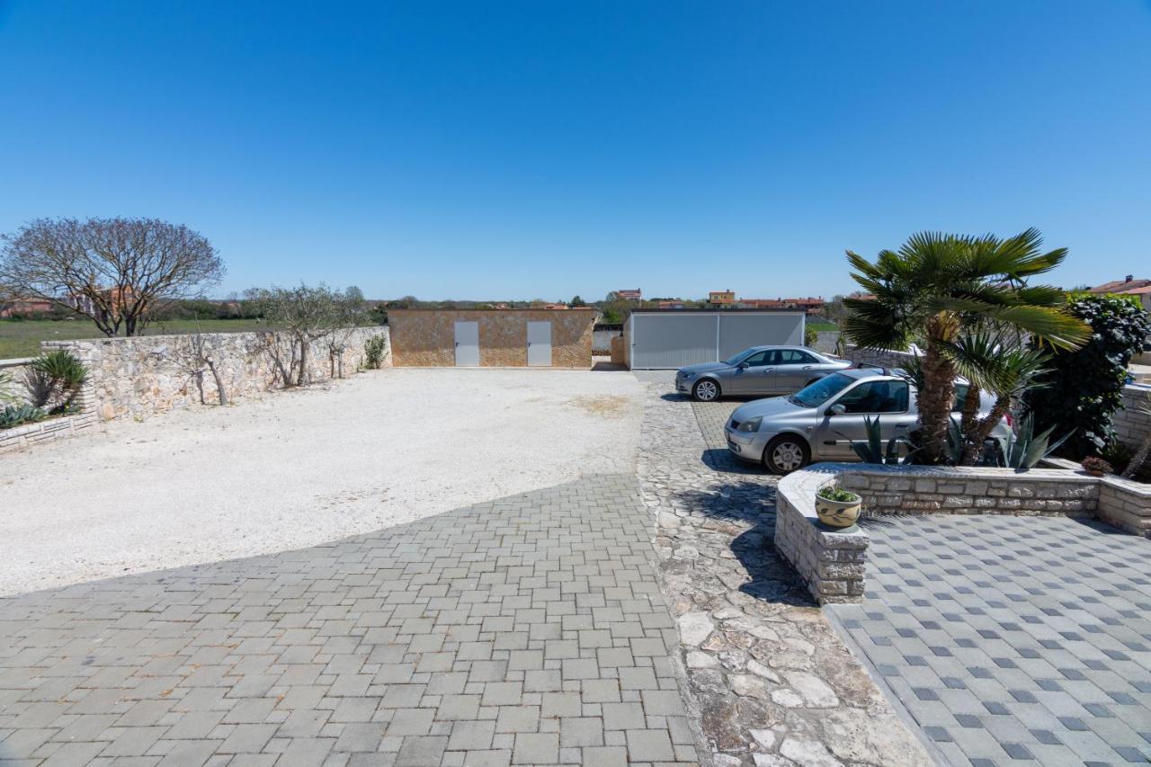Family Friendly Apartments With A Swimming Pool Valbandon, Fazana - 2201 Štinjan Екстериор снимка
