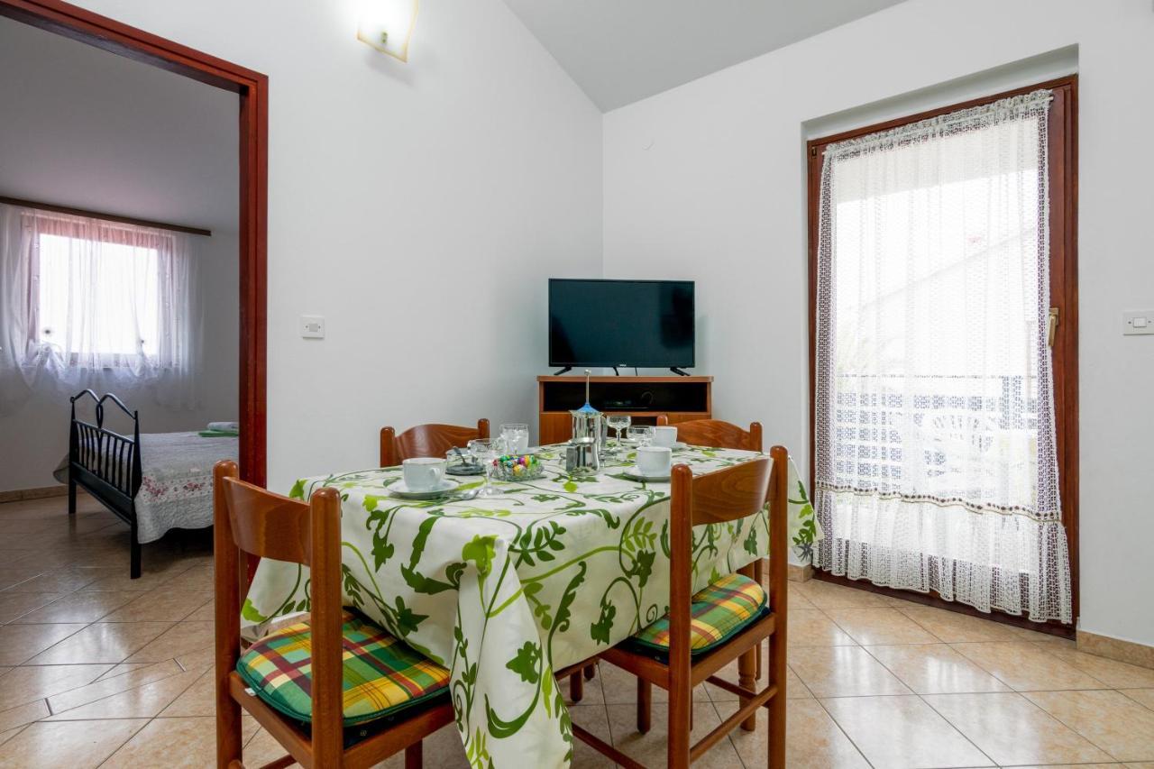 Family Friendly Apartments With A Swimming Pool Valbandon, Fazana - 2201 Štinjan Екстериор снимка